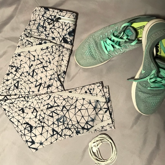 lululemon athletica Pants - Lululemon cropped workout leggings